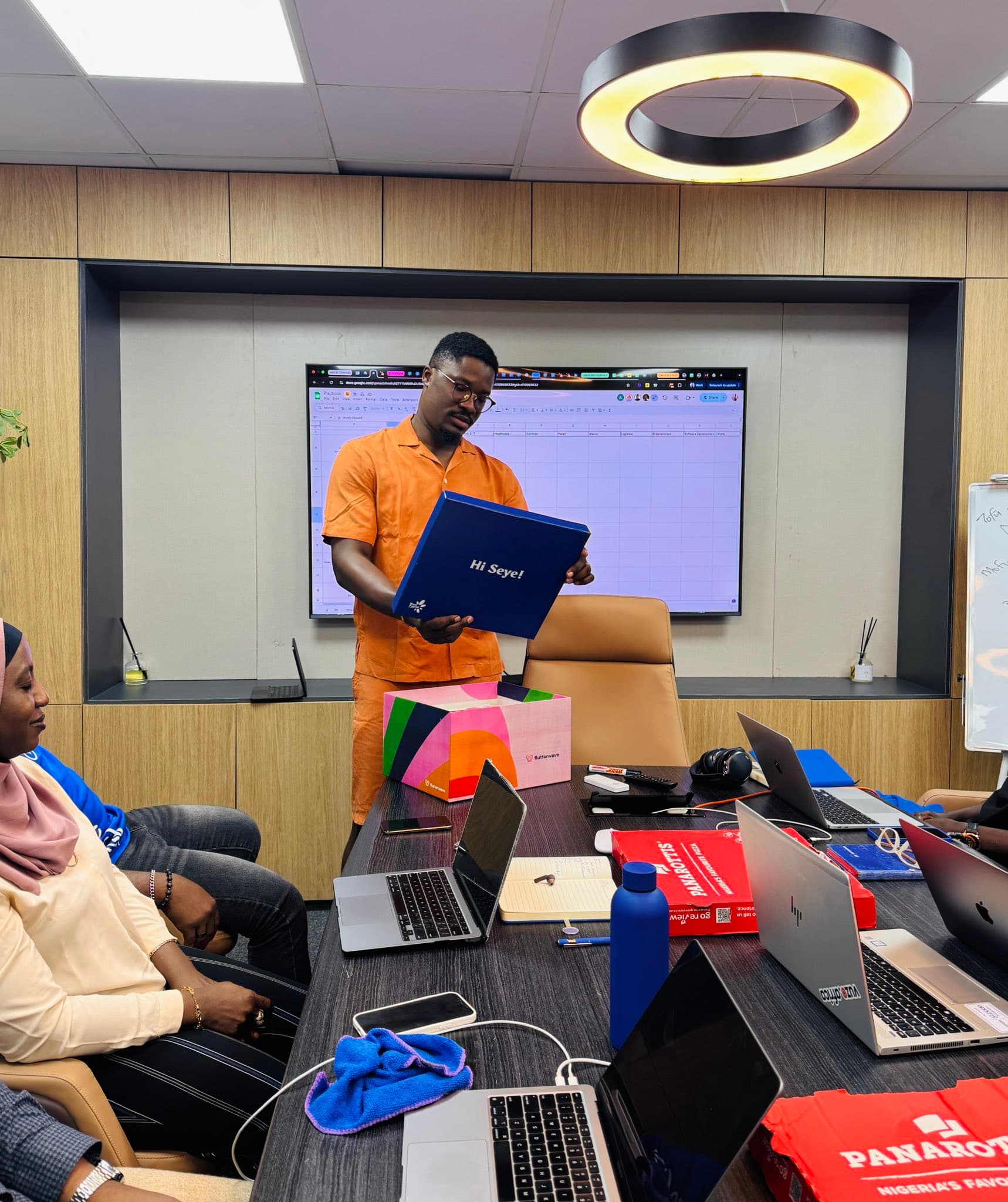 paidHr headquater admin desk picture